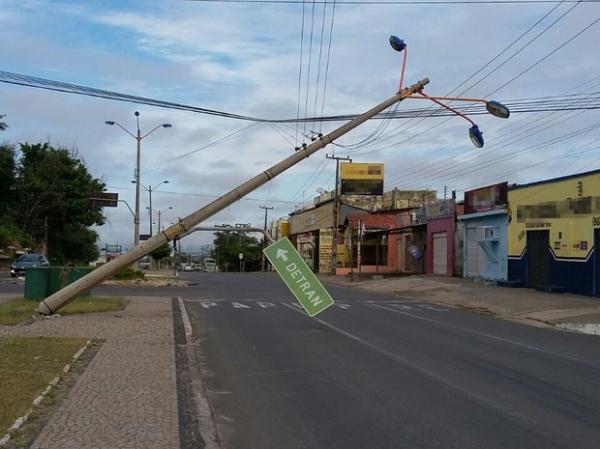 Poste ficou seguro apenas pela fiação elétrica.(Imagem:Ellyo Teixeira/G1)