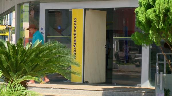 Porta de madeira foi colocada após vidro da entrada da agência do Banco do Brasil, na Zona Leste de Teresina, ser quebrado. (Imagem:Reprodução/TV Clube)
