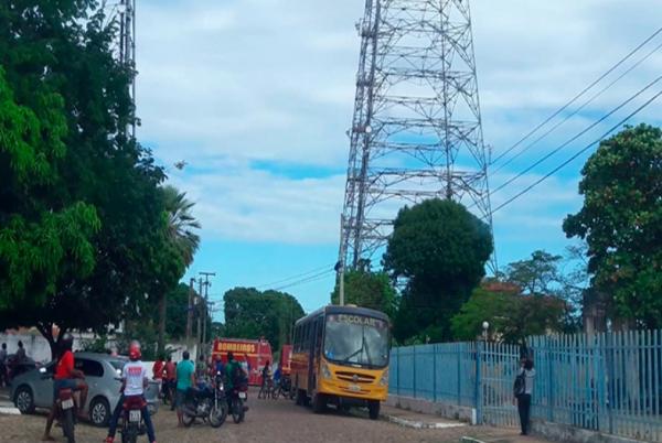 Homem sobe em torre de 80m em Floriano e pede renúncia de Michel Temer.(Imagem:Divulgação)