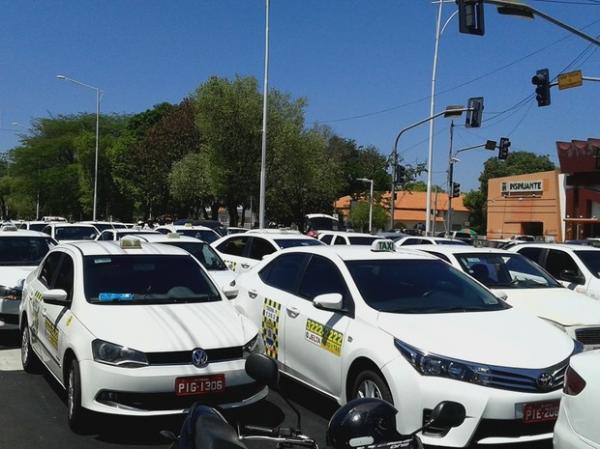 Taxistas tomaram a avenida Frei Serafim em protesto contra a violência.(Imagem:Catarina Costa/G1)