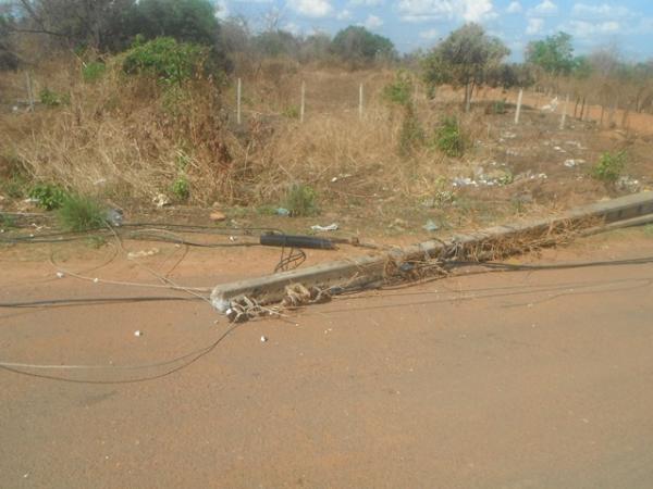Caçamba atinge cordoalha de aço e derruba 4 postes de energia elétrica em Floriano.(Imagem:FlorianoNews)