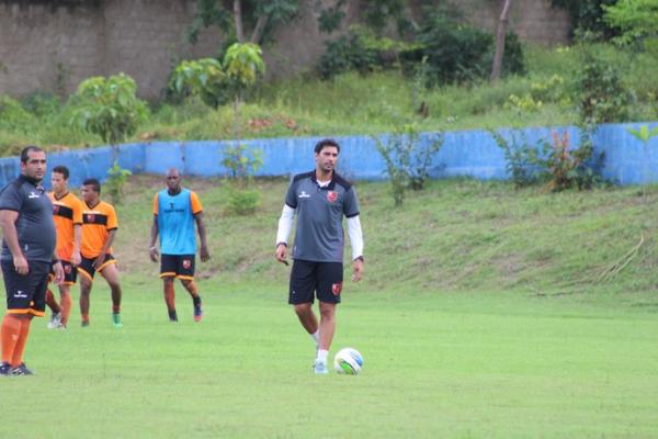 Athirson tem muito o que pensar para escalar a equipe para a primeira rodada do returno.(Imagem:Wenner Tito)