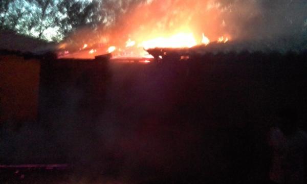 Vizinhos controlam foco de incêndio em residência no Bom Lugar.(Imagem:FlorianoNews)