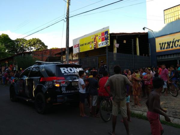 Dona de bar é encontrada morta com perfurações no pescoço dentro de casa em Teresina(Imagem:Rafaela Leal/G1 PI)