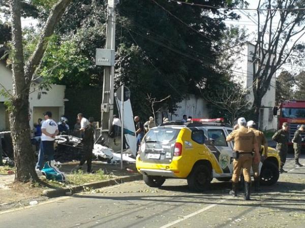 Aeronave caiu no bairro Bacacheri, próximo ao Aeroporto do Bacacheri.(Imagem:Thais Kaniak/ G1 Paraná)