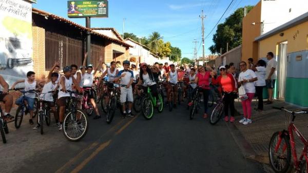 Alunos da Escola Pequeno Príncipe participam de passeio ciclístico.(Imagem:EPP)
