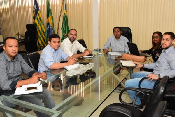 Reunião na Prefeitura de Floriano discute pagamento de rescisões de servidores temporários(Imagem:Secom)