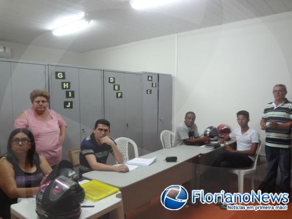 Prefeitura de Floriano realizou repasse financeiro para escolas e blocos de samba.(Imagem:FlorianoNews)