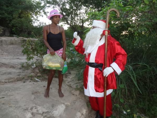 Papai Noel entrega brinquedos e cestas básicas em Floriano. (Imagem:FlorianoNews)