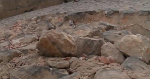 Buracos causam prejuízos aos moradores da Vila da Paz. (Imagem: Reprodução/TV Clube)