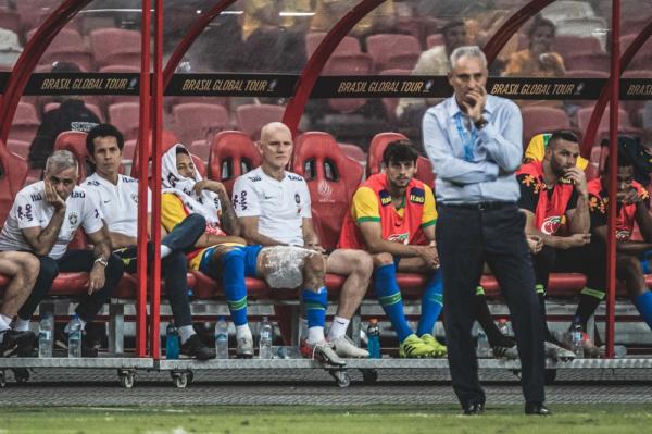 Tite e Neymar no banco assistem Brasil x Nigéria.(Imagem:Pedro Martins / Mowa Press)