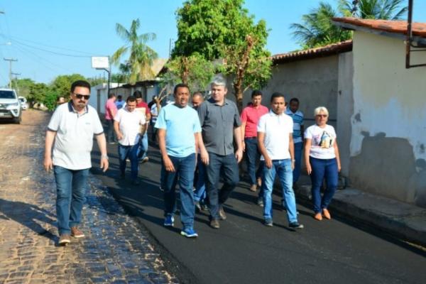 Prefeito visita obra de pavimentação asfáltica em Floriano.(Imagem:SECOM)