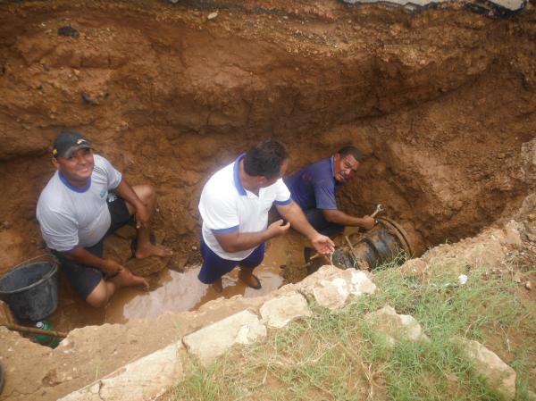 Rompimento de adutora causou falta de água em Floriano.(Imagem:FlorianoNews)