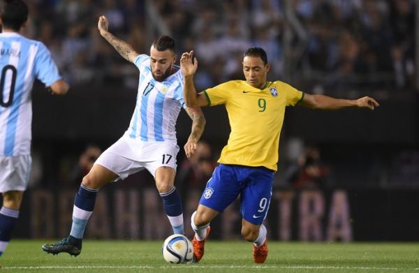 Ricardo Oliveira não conseguiu se destacar contra a Argentina, em Buenos Aires.(Imagem: EFE)
