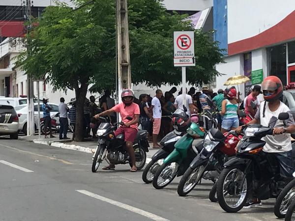 Pessoas ignoram ordem de isolamento e se aglomeram em fila de banco em Floriano.(Imagem:Divulgação)