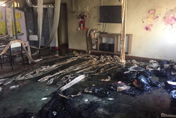 Sala de aula ficou destruída após o crime.(Imagem:Natália Jael/Inter TV Grande Minas)
