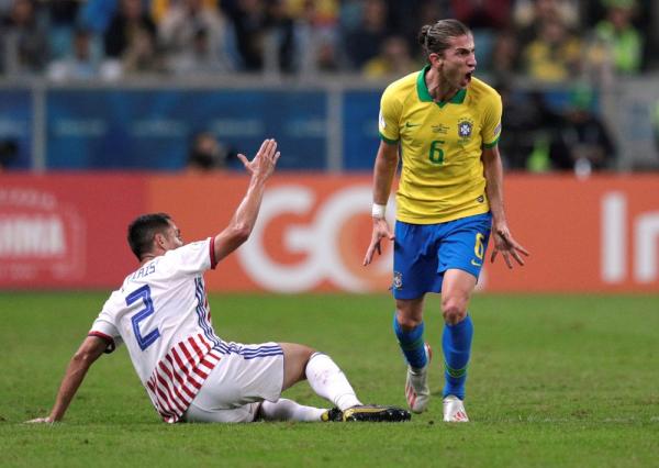 Filipe Luís em duelo da Copa América.(Imagem:Ueslei Marcelino/Reuters)