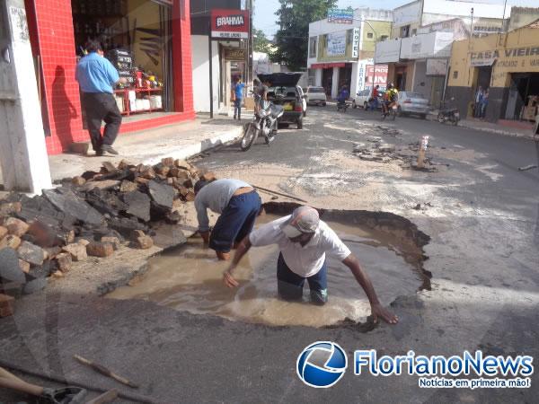 Rompimento em rede de distribuição causou falta d?água em Floriano.(Imagem:FlorianoNews)