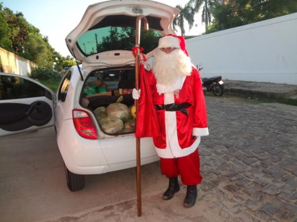 Papai Noel entrega brinquedos e cestas básicas em Floriano.(Imagem:FlorianoNews)