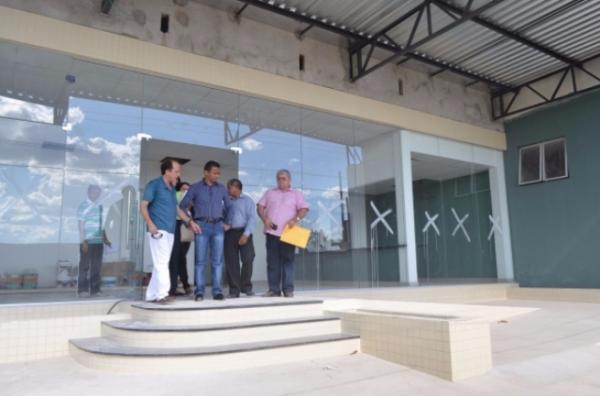 Francisco Costa, secretário de Saúde, visita as obras do centro de imagem de Floriano.(Imagem:Ascom Sesapi)