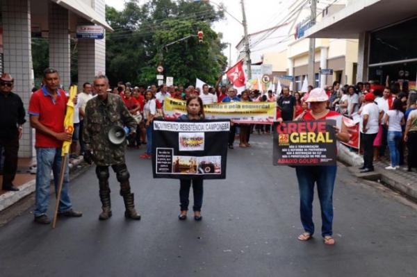 Greve geral contra reformas bloqueia ruas e lojistas baixam as portas no Centro.(Imagem:Cidadeverde.com)