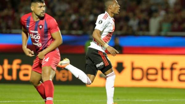 De La Cruz acerta lindo chute para marcar gol do River.(Imagem:REUTERS/Jorge Adorno)