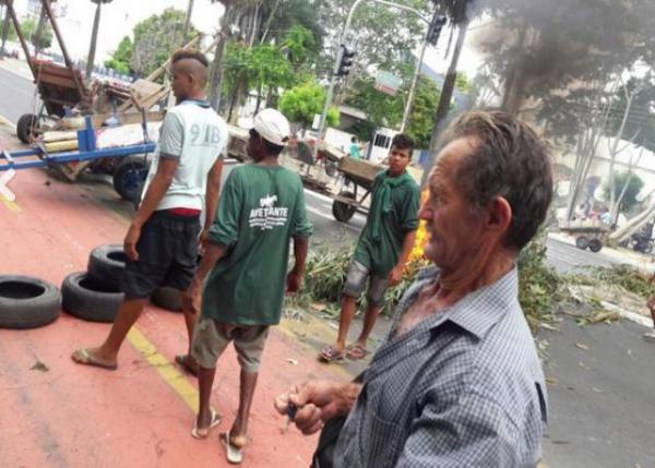 Carroceiros bloqueiam avenida contra projeto de vereadora.(Imagem:Cidadeverde.com)