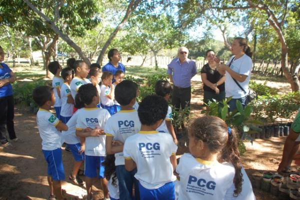 Os alunos conheceram as plantas que irão ornamentar praças e avenidas de Floriano.(Imagem:Waldemir Miranda)