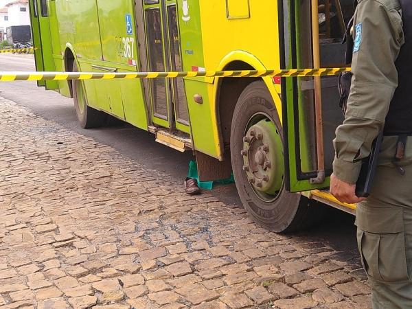 Corpo de idoso ficou debaixo do veículo após acidente na Zona Sul de Teresina (Imagem:Rafaela Leal/G1)