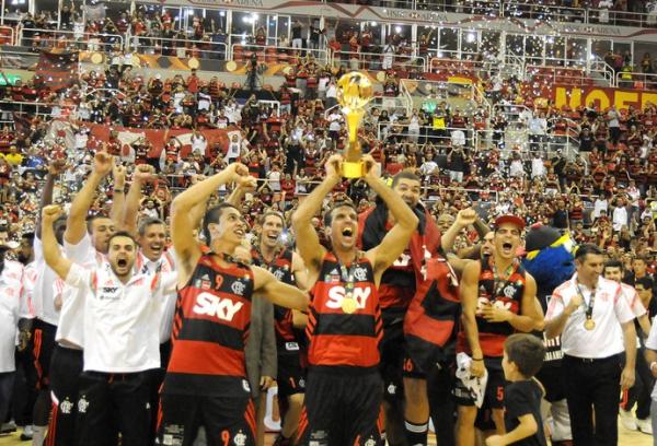 Capitão rubro--negro, Marcelinho Machado levanta o troféu.(Imagem:André Durão)