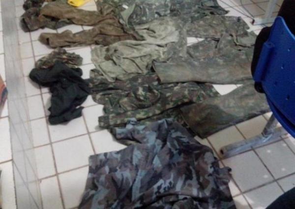Homem é preso com fardas do exército e armamento exclusivo em Esperantina.(Imagem:Cidadeverde.com)