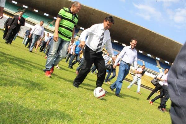 Wellington Dias encontra estádio Albertão abandonado e anuncia investimentos.(Imagem:Brunno Suênio/GP1)