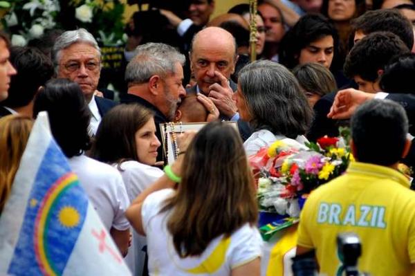 Ex-presidente Lula e outros políticos estiveram presentes no velório de Eduardo Campos.(Imagem:Felipe Frazão )