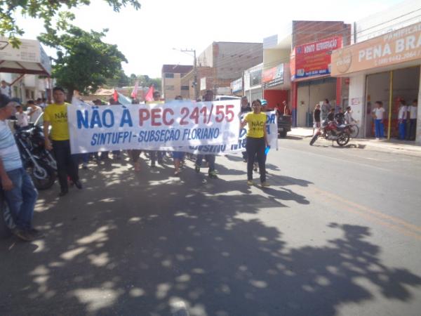 Manifestantes contrários à PEC 241 fazem ato em Floriano.(Imagem:FlorianoNews)