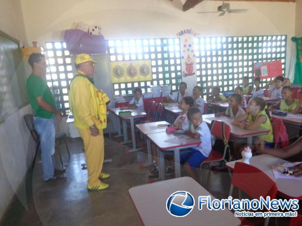 Crianças recebem repórter Amarelinho.(Imagem:FlorianoNews)