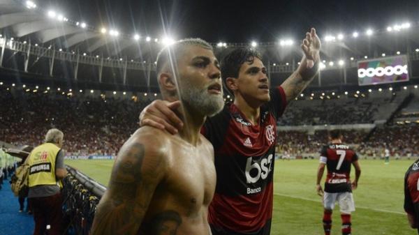 Pedro e Gabigol comemoram o segundo gol do Flamengo na vitória em cima do Boavista.(Imagem:André Durão/GloboEsporte.com)
