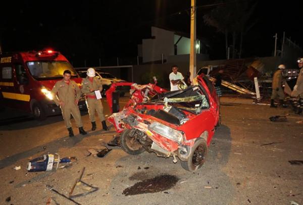 Veículo em que os jovens estavam ficou completamente destruído.(Imagem:Daniel Santos/Proparnaiba)