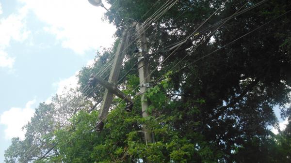 Postes de energia elétrica são atingidos por veículos, deixando moradores sem energia em Floriano.(Imagem:FlorianoNews)