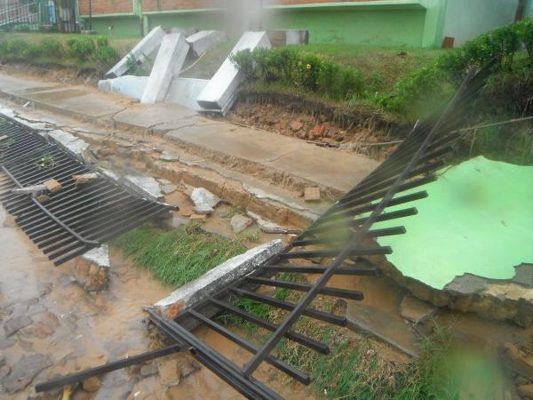Chuva derruba muro da 10ª Regional de Saúde de Floriano.(Imagem:FlorianoNews)