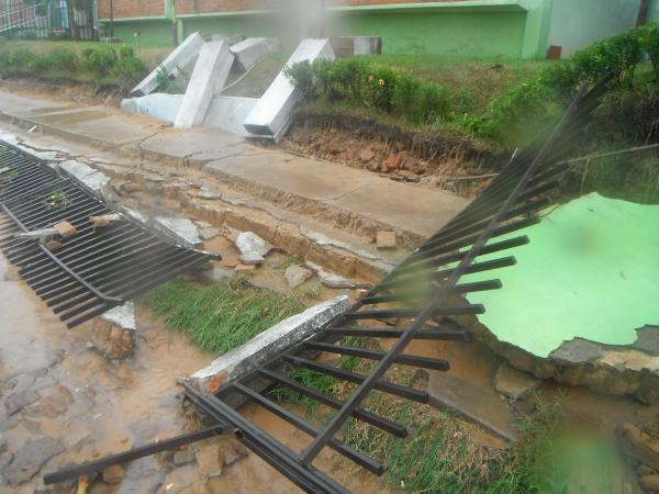  Chuva derruba muro da 10ª Regional de Saúde de Floriano.(Imagem:FlorianoNews)