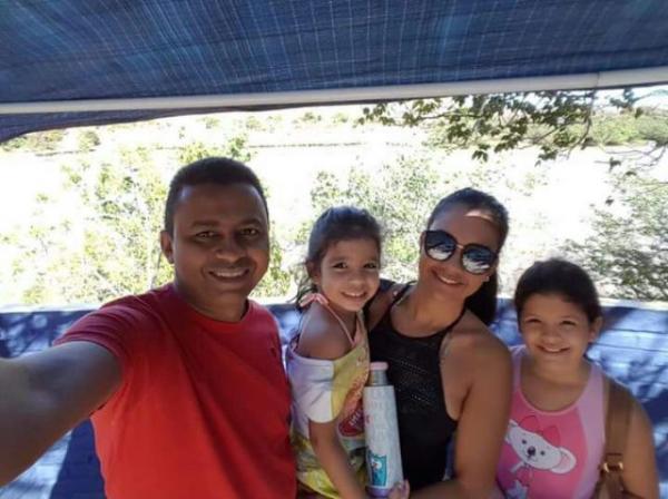 Francisco Costa posa com a ex-mulher e as filhas.(Imagem:Reprodução/Whatsapp)