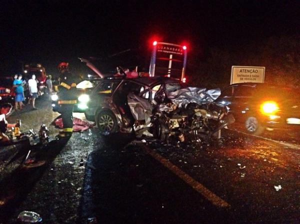 Carro que levava a família ficou completamente destruído.(Imagem:Renan Brito)