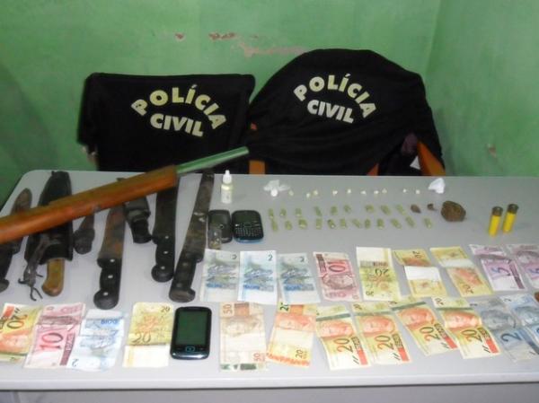 A polícia apreendeu maconha, papelotes de cocaína e armas.(Imagem: Divulgação/Polícia Civil)