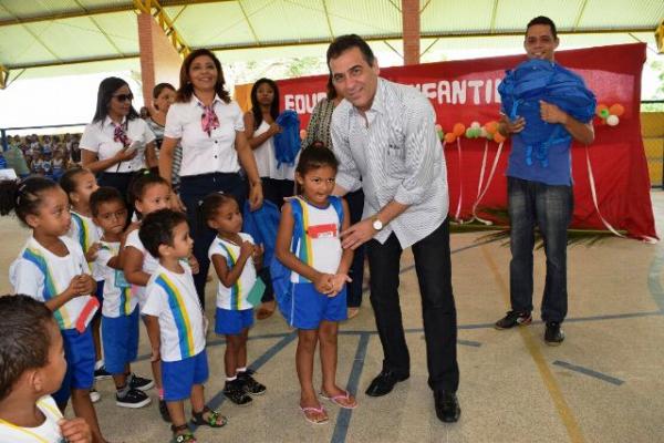 Prefeito Gilberto e Secretária de Educação entregam kit escolar para crianças da Educação Infantil.(Imagem:Waldemir Miranda)