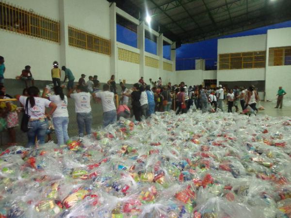 Prefeitura de Floriano realiza distribuição de cestas básicas.(Imagem:FlorianoNews)