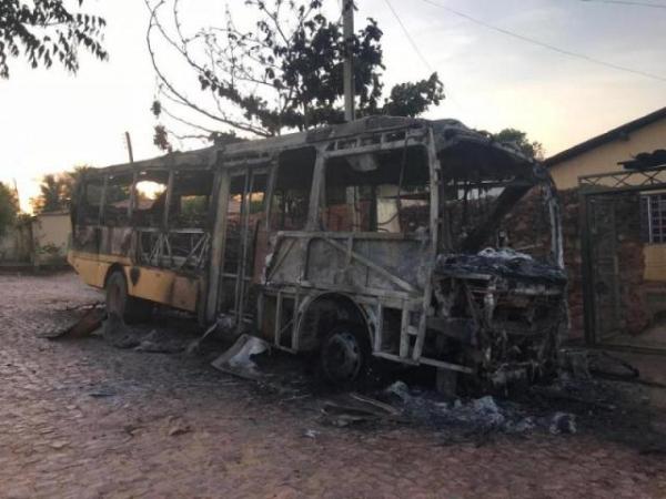 Ônibus escolar é incendiado em Cristino Castro.(Imagem:ASCOM)