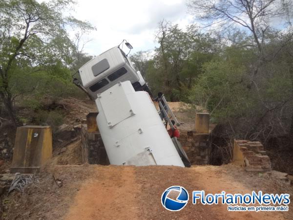 Caminhão fica inclinado após desabamento de ponte na zona rural de Floriano.(Imagem:FlorianoNews)