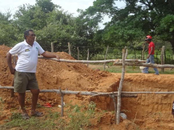 Criadores estão construindo um mata-burro.(Imagem:FlorianoNews)