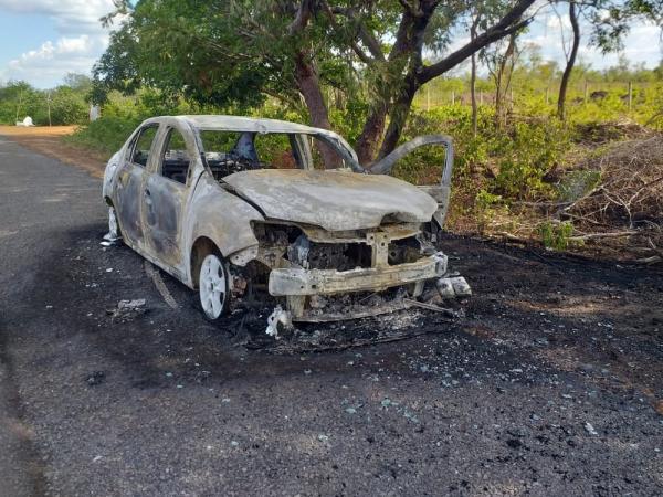 Carro que pegou fogo nesta quinta-feira (26) na BR-230(Imagem:Aparecida Santana/TV Clube)