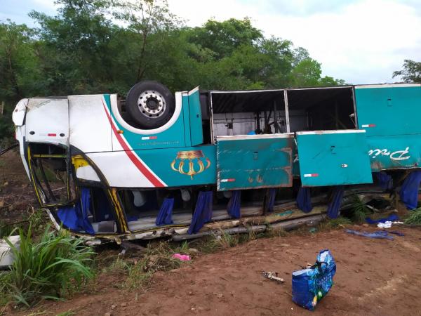 Ônibus vira em Bertolínia e deixa mais de 40 feridos(Imagem:Divulgação)